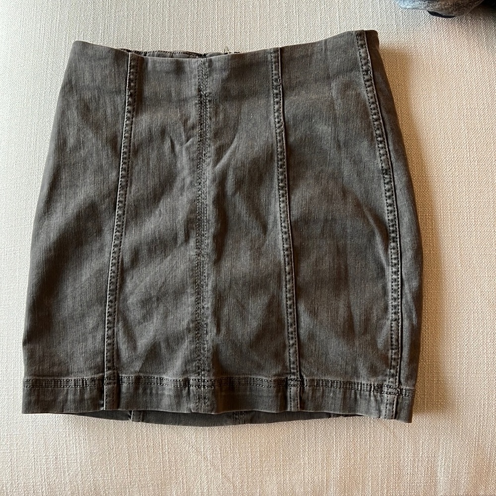 Free people gray stretchy skirt (modern Femme denim mini skirt)
